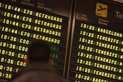 Panel de información del aeropuerto de Madrid-Barajas, ayer.