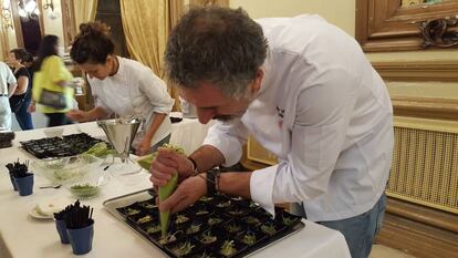 Pepe Solla prepara su tapa durante la exhibición celebrada en Córdoba.