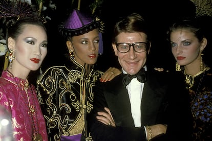 La travesía asiática de Yves Saint Laurent – Cómo tuvo que ser la noche para que alguien como Andy Warhol dejara por escrito su amargo lamento por habérsela perdido. El diseñador francés alquiló en 1978 un barco para acoger a los 800 afortunados que habían recibido una invitación para celebrar junto al maestro el exitoso lanzamiento de su fragancia Opium. Decorado con 2.000 orquídeas hawaianas y un Buda de casi 500 kilos, por ahí pasaron Truman Capote, Diana Vreeland o Cher, finalizando la fiesta en el mítico Studio 54.