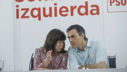 Pedro Sánchez y Cristina Narbona durante un encuentro esta mañana en Ferraz.