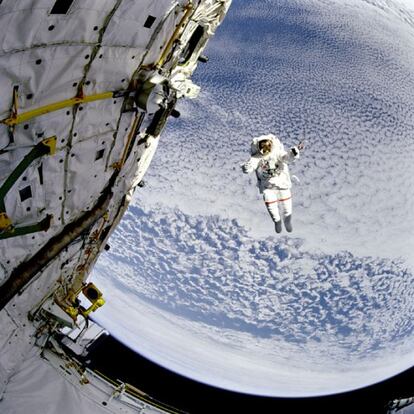 Ensayo de un astronauta con un sistema autónomo de paseo espacial junto a un antiguo transbordador.