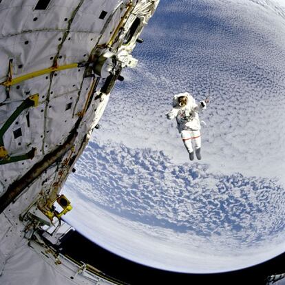 Ensayo de un astronauta con un sistema aut&oacute;nomo de paseo espacial junto a un antiguo transbordador.