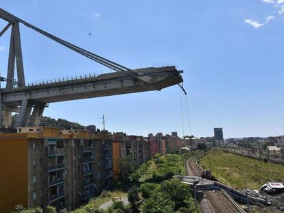 Vista de los restos del puente Morandi, que se derrumb&oacute; el martes en G&eacute;nova (Italia).