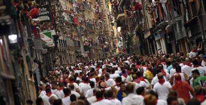 Cientos de personas, durante un encierro, este jueves.