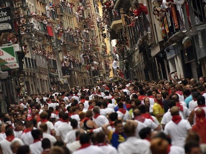 Cientos de personas, durante un encierro, este jueves.