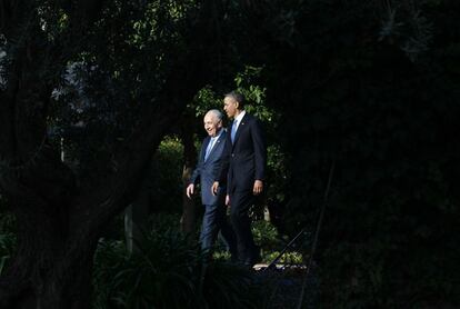 El presidente de los EEUU, Barack Obama camina por el jardín de la residencia del presidente de Israel, Simón Peres, en Jerusalén.