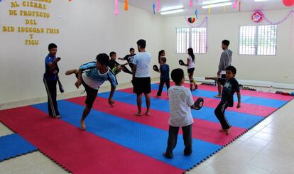 Niños y niñas practican taekwondo en el centro comunal Colonia Alemania.