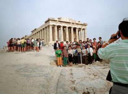 Turistas coreanos en el Partenón de Atenas (Grecia).