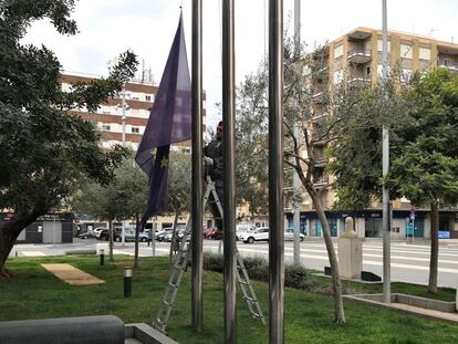 El Ayuntamiento de Almassora baja las banderas a media asta.