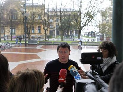 El parlamentario de EH Bildu Hasier Arraiz hace declaraciones a la prensa en San Sebastián.