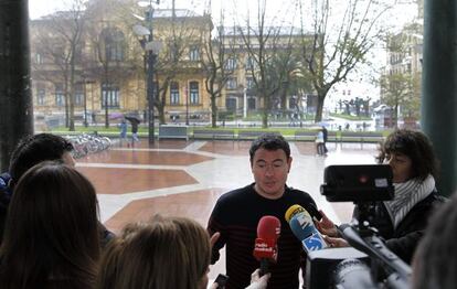 El parlamentario de EH Bildu Hasier Arraiz hace declaraciones a la prensa en San Sebastián.