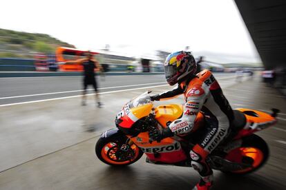 Dani Pedrosa, del equipo Honda, sale del pit durante la segunda sesión de entrenamientos de Moto GP.