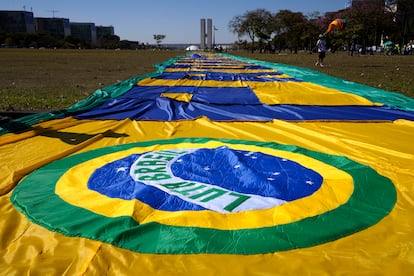 Bandeira do Brasil estendida na Esplanada dos Ministérios por apoiadores do presidente Jair Bolsonaro, nesta sexta.