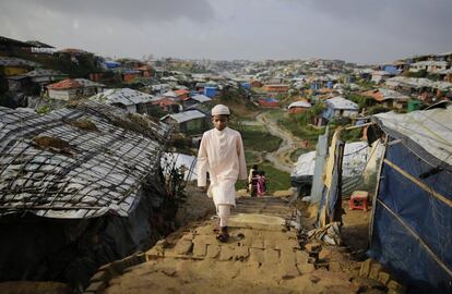 Un niño rohingya pasea por el campamento de refugiados de Kutupalong (Bangladés).