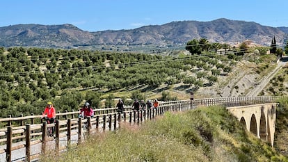 Pedaleando por uno de los viaductos de vía verde FC Guadix-Almendricos.