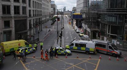 Vehículos de la policía impiden el acceso al London Bridge, en Londres.