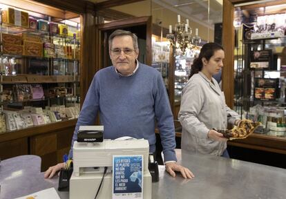Josep Maria Roig, amo de la pastisseria La Colmena, que ja ha superat els 150 anys de vida.