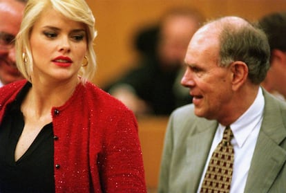 Anna Nicole Smith y su ex hijastro, Howard Marshall III, durante el juicio celebrado en el año 2000 en el que se disputaban la fortuna de J. Howard Marshall II. 