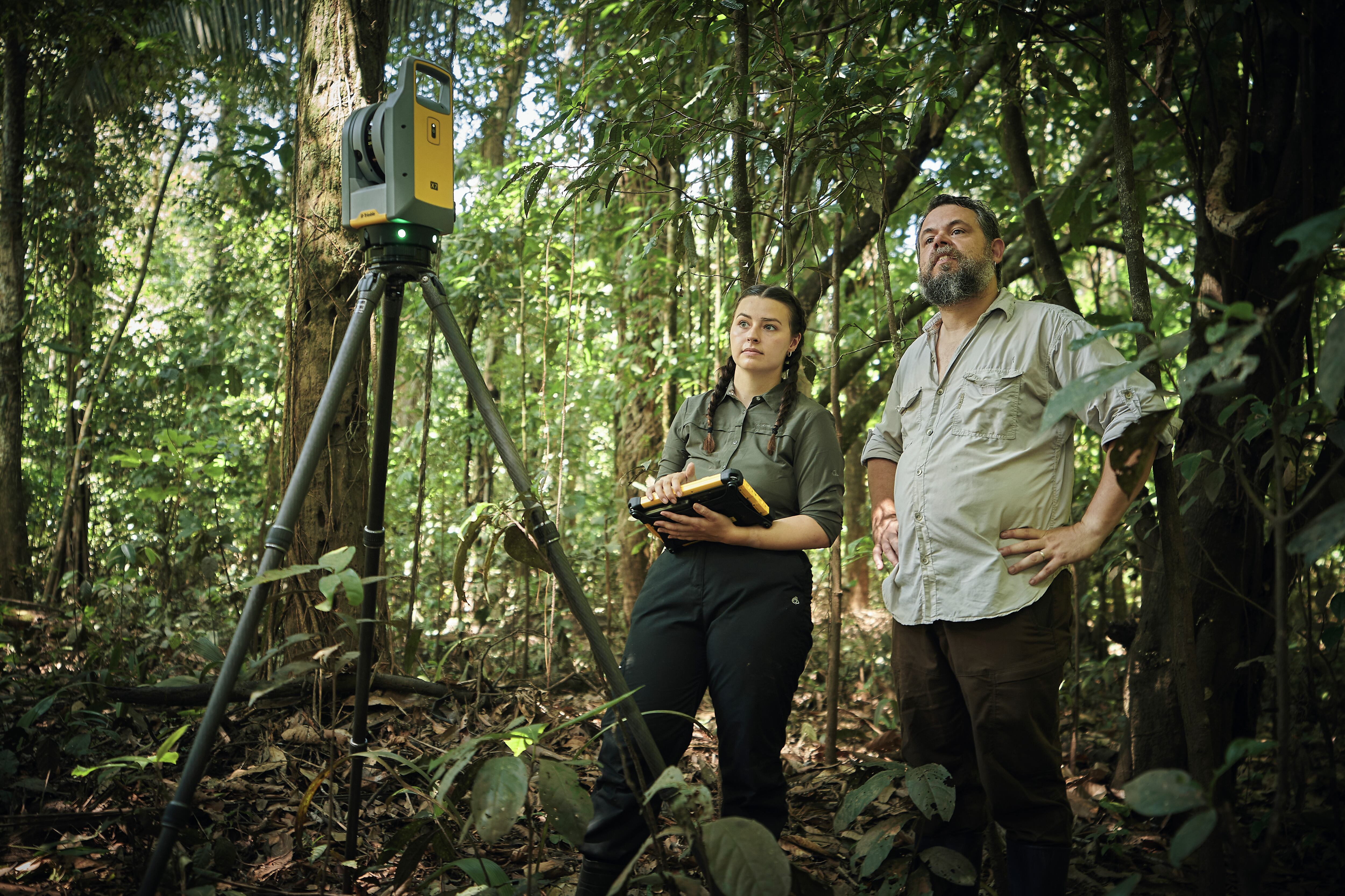 Lucy Parker trabaja con Thiago Silva para crear modelos 3D de los bosques inundados del Amazonas.