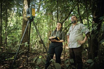 Lucy Parker trabaja con Thiago Silva para crear modelos 3D de los bosques inundados del Amazonas.