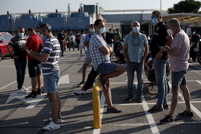 Trabajadores tras el anuncio de cierre de la fábrica Nissan de Barcelona, este jueves.