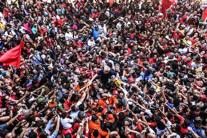 Um grupo de 43 fotógrafos profissionais comercializou em um leilão 50 fotos históricas do ex-presidente Luiz Inácio Lula da Silva, que neste domingo, 7 de abril, completa um ano preso na sede da Polícia Federal em Curitiba, condenado sob a acusação de corrupção e lavagem de dinheiro. O 'Leilão Lula Livre', promovido em São Paulo e em João Pessoal, arrecadou 623.900 reais, que serão doados ao Instituto Lula. A fotografia que recebeu o maior lance do leilão é justamente a do dia da prisão de Lula, em 7 de abril de 2018, carregado por uma multidão de apoiadores em frente do prédio do Sindicato dos Metalúrgicos em São Bernardo do Campo (São Paulo). A imagem foi feita pelo fotógrafo Paulo Pinto e vendida a 65.000 reais.
