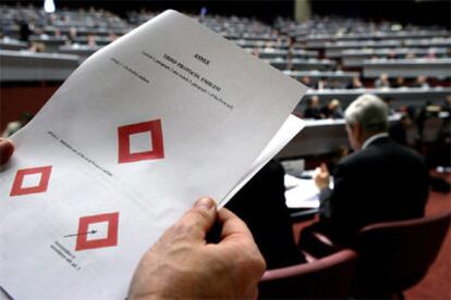 Un delegado muestra el nuevo emblema, 'Cristal Rojo', durante la conferencia de los Estados signatarios de las Convenciones de Ginebra celebrada en el Centro Internacional de Conferencias de Ginebra.
