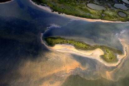 Vista aérea de la mancha de crudo llegando a las islas Chandeleur.