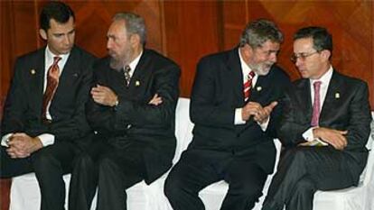 El príncipe de Asturias conversa con Fidel Castro en Quito. A la derecha, los presidentes de Brasil, Luiz Inácio Lula da Silva, y de Colombia, Álvaro Uribe.
