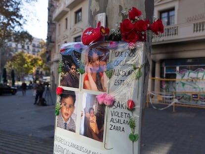 Flores y un cartel con fotos en recuerdo de las víctimas del incendio del pasado martes en un local ocupado en la plaza de Tetuán de Barcelona.