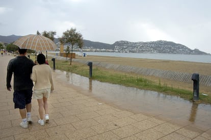 Una pareja camina por el paseo marítimo de Roses (Girona), en una imagen de archivo.