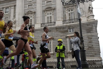 GRA043 MADRID, 26/04/2015.- Corredores en el maratón de Madrid, a su paso por el Palacio Real, uno de los lugares emblemáticos por los que transcurre la carrera que se enmarca en la 38 edición del 'EDP Rock 'n' Roll Madrid Maratón & 1/2' y cuenta con 15.000 participantes. EFE/Víctor Lerena