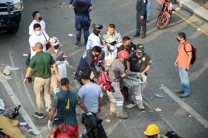 Personal de bomberos, Cruz Roja, seguridad local y vecinos de lugar se concentraron en la zona para ayudar a los lesionados. Solo una veintena de migrantes resultaron ilesos.