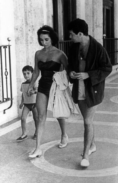 La actriz ElizabethTaylor acompañada de su marido Eddie Fisher paseando por Lloret de Mar.