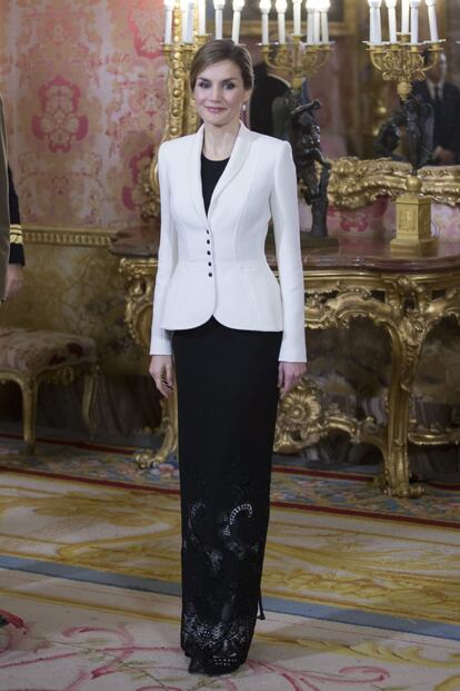 En 2016, la reina estrenó una falda negra con bordado 'richelieu' con abertura, de Felipe Varela. Mismo diseñador de la chaqueta blanca que llevó en su visita a la Casa Blanca en 2015. Culminó el estilismo con unos pendientes de Tous, un bolso negro de piel de Reliquiae y unos tacones troquelados de Magrit.