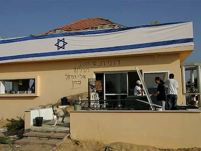 Una familia de colonos desmantela su vivienda en el asentamiento de Dugit, en la franja de Gaza.
