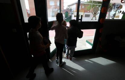 Alumnos del colegio de Garciotum salen al recreo.