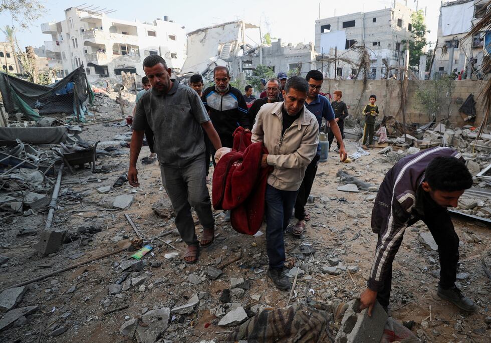 Traslado del cadaver de una víctima de un ataque israelí, este miércoles en Jabalia (Gaza).
