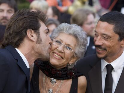 Desdela izquierda, Javier, Pilar y Carlos Bardem, en la ceremonia de entrega de los Oscar en la que el primero obtuvo la estatuilla por 'No es país para viejos', en 2008.