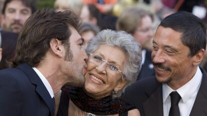 Desdela izquierda, Javier, Pilar y Carlos Bardem, en la ceremonia de entrega de los Oscar en la que el primero obtuvo la estatuilla por 'No es país para viejos', en 2008.