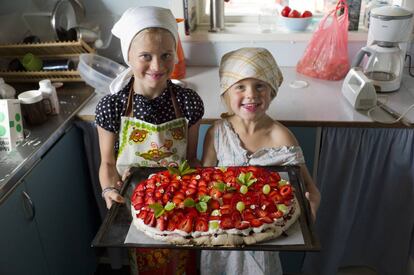 Dos niñas cocinando.