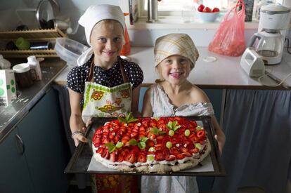 Dos ni&ntilde;as cocinando.