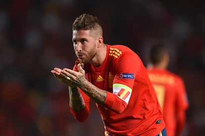 Sergio Ramos celebra el quinto gol del equipo.