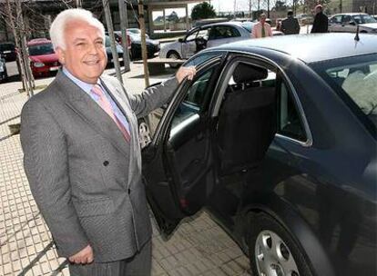 José Luis Baltar, presidente de la Diputación de Ourense, junto a su coche oficial.