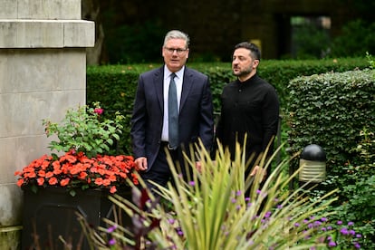 El presidente de Ucrania, Volodímir Zelenski, y el primer ministro británico Keir Starmer, este jueves en los jardines del 10 de Downing Street, Londres, este jueves.