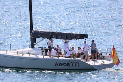 El rey Felipe VI en el buque 'Aifos' junto a su equipo, este sábado en Palma.