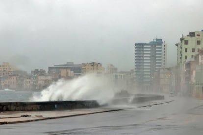 Vista del fuerte oleaje en el malecón de La Habana.