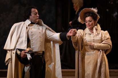 El tenor Yusif Eyvazov y la soprano Lianna Haroutounian durante el ensayo general de 'La dama de picas'.