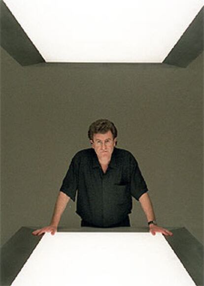 Alfredo Jaar, en su instalación <i>Lamento de las imágenes.</i>