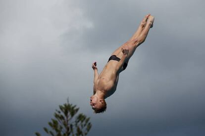 El nadador Liam Stone realiza un salto en la semifinal del trampoln del Gran Premio de Natacin celebrado en Gold Coast (Australia).